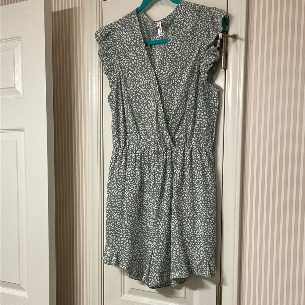 ePretty Sage Green and White Printed V-Neck Top